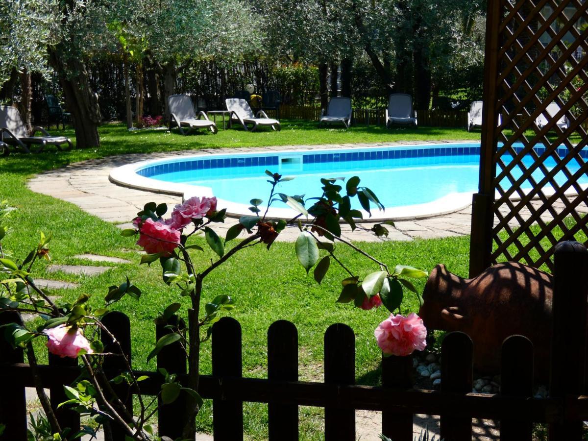 Residence Villa Degli Aranci 加尔达湖滨 外观 照片