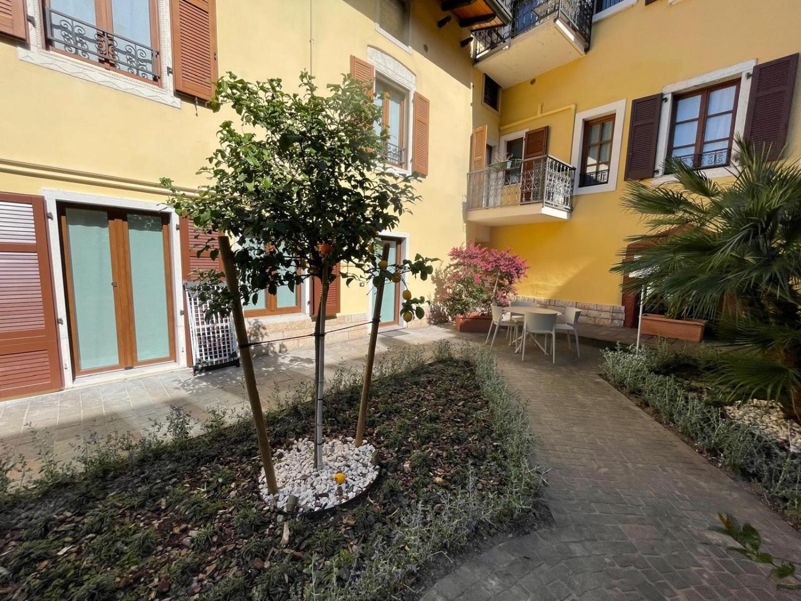 Residence Villa Degli Aranci 加尔达湖滨 外观 照片